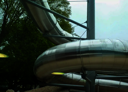 Eine Edelstahl RR1200 Wasserrutsche vor einem Baum.