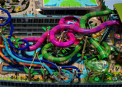 Luftaufnahme zeigt die bunten Röhren der Lotus Wasserrutsche auf dem Kreuzfahrtschiff.