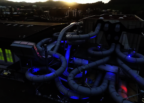 Obere Draufsicht auf die verschlungenen Röhren des Raft Racer bei Tageslicht.