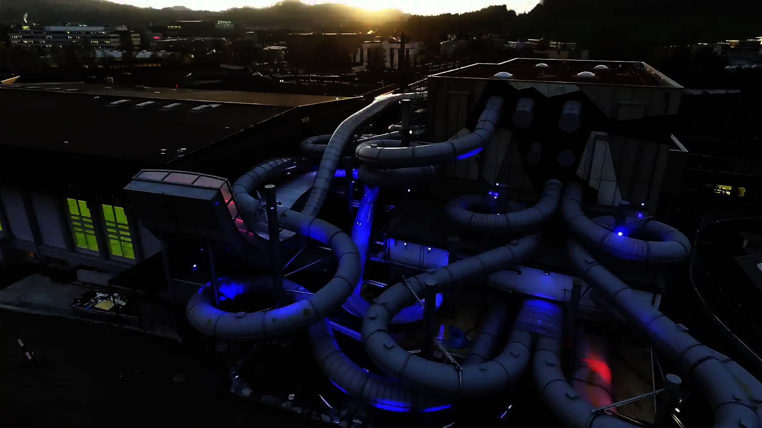 Obere Draufsicht auf die verschlungenen Röhren des Raft Racer bei Tageslicht.