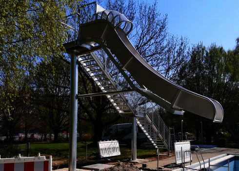 Eine Fallrutsche im Aufbau, das Becken ist noch leer.