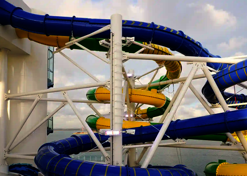 Überblick über eine große Rutschenanlage mit einer RR900 in Blau, Gelb und Grün auf einem Schiff.