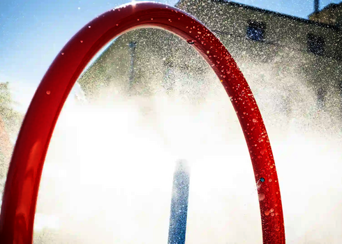 Nahaufnahme des Wie-Spray Bauteils "Sprühring" mit spritzendem Wasser.