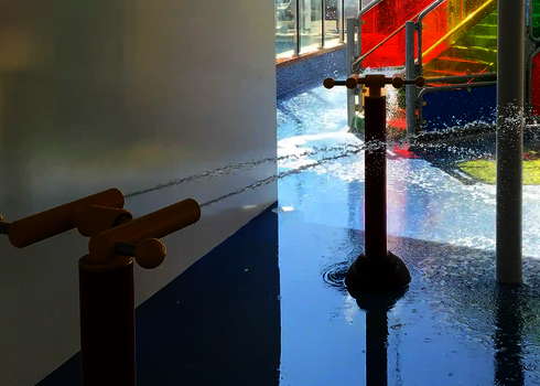 Wie-Spray Element "Spühsäule" spritzt Wasserstrahl.