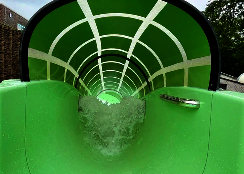 Grüner, überdachter Abschnitt des Wildwasserflusses mit starker Strömung und Daylights.