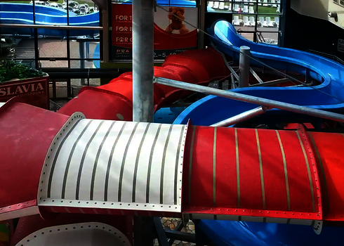 Startbereich eines Wildwasserflusses mit Edelstahlbecken und Ampelsystem.