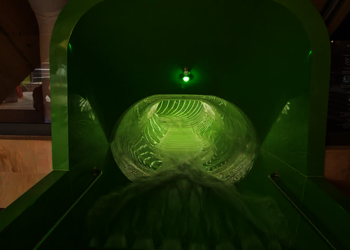 Grüner Einstieg in den Family Twister mit starkem Wasserstrom und Sensorampel.