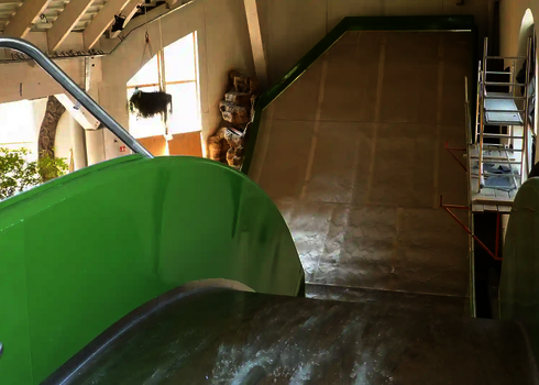 Blick von oben auf die grüne Sidewinder mit kurviger Startsektion im Innenbereich.