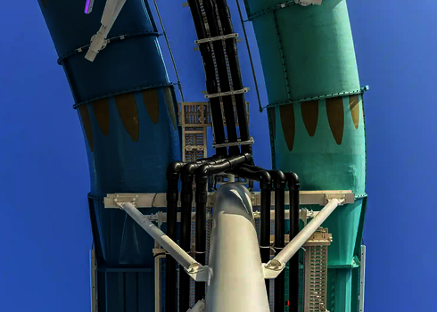 Untere Ansicht der Slide Coaster-Installation mit schwarzer Verkabelung und Halterungen.