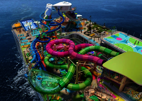 Kreuzfahrtschiff mit buntem Wasserpark und der Lotus Wasserrutsche an Deck.