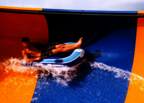 Veschwommenes Bilder einer Person in einem blauen Rutschreifen.