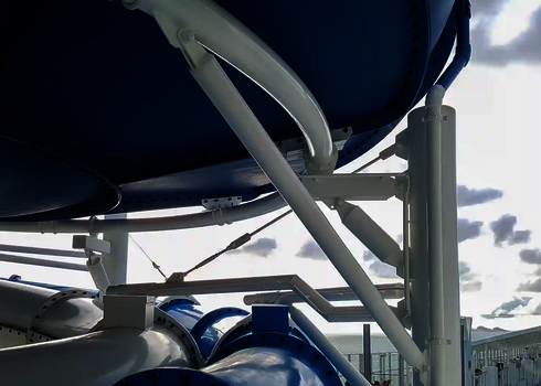 Detailansicht der Verbindungsstellen der Body Bowl Rutsche auf einem Kreuzfahrtschiff.