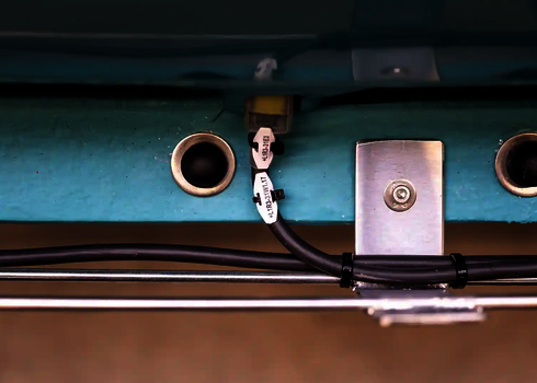 Nahaufnahme einer LED-Kabelverbindung mit Beschriftung an der Rutschenseite.