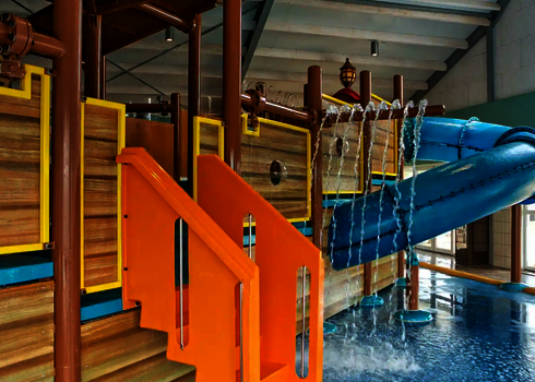 Eine kleine Treppe und eine Rutsche an einem Kinder-Piratenschiff.