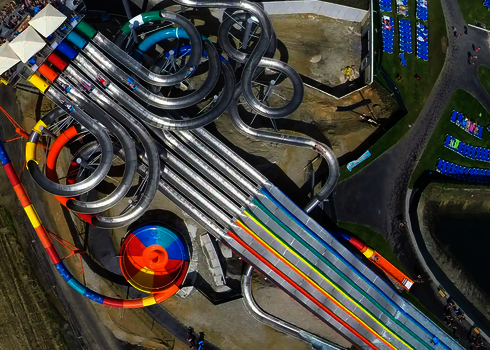 Vogelperspektive eines Wasserparks mit einem Matracer und einer bunten Body Bowl.