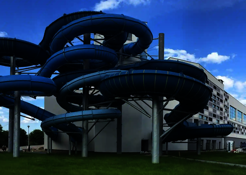 Nahaufnahme der blauen Family Twister Wasserrutsche mit Tragkonstruktion.