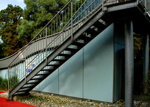 Ein Treppenaufgang zu einer Breitwellenrutsche.