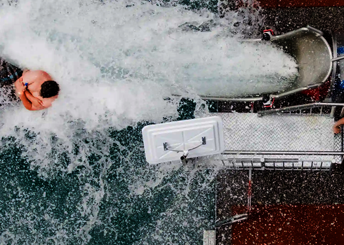 Perosn in Badebekleidung rutscht mit der Cannonball Wasserrutsche.