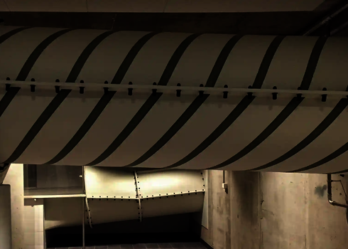 Eine weiße RR900 Wasserrutsche mit Tageslichtefekten.