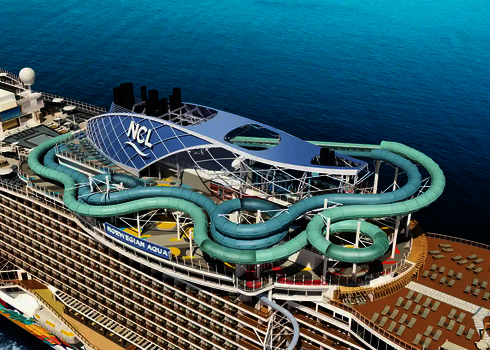 Draufsicht auf die verschlungenen Wasserrutschen des Slide Coasters auf dem Oberdeck der Norwegian Aqua.