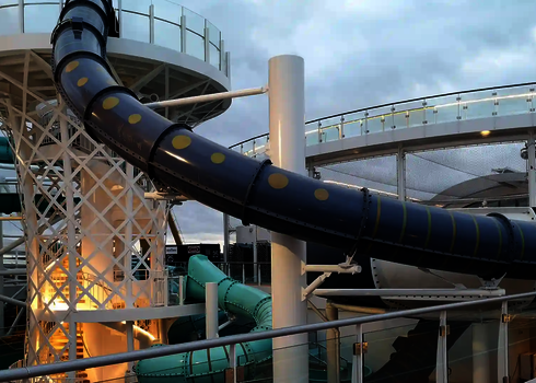 Seitenansicht der geschlossenen Röhre des Body Bowl zur Plattform auf einem Kreuzfahrtschiff.