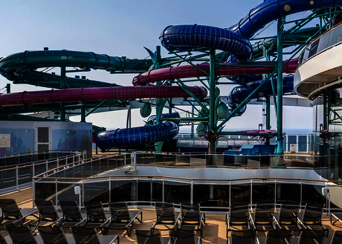 Große Rutschenanlage mit glatten Röhren in Blau, Grün und Violett auf dem Oberdeck.