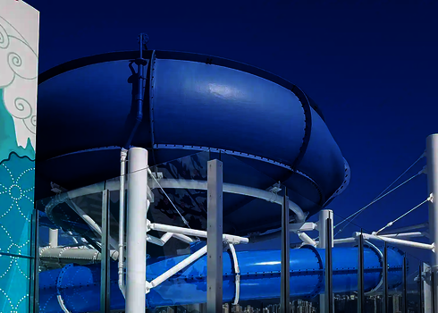 Blauer Trichter der Body Bowl auf einem Kreuzfahrtschiff, umgeben von weißen Stützen.