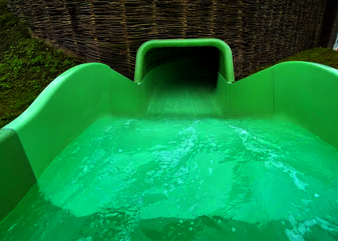 Blick in den Tunnel eines Wildwasserflusses mit leichter Strömung.