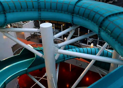 Verschlungene Abschnitte der 2-in-1 Racer Wasserrutsche mit stabilen weißen Stützen.