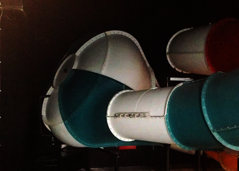 Blau-weiße Body Cone Wasserrutsche.