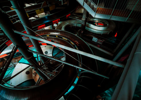 Komplexes Röhrensystem mehrerer Wasserrutschen in einem Indoor-Rutschenturm.