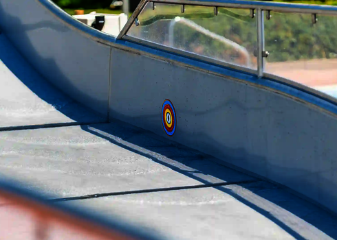 Detailansicht einer Interactivity Buttons auf einer Breitwellenrutsche.