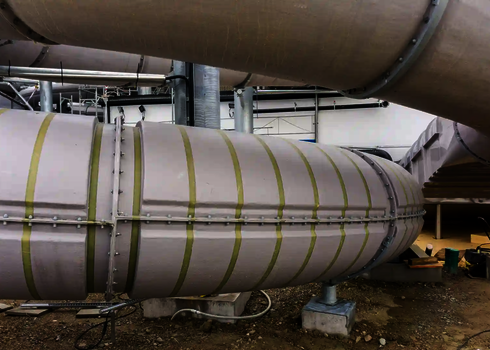 Eine weiße Wasserrutsche mit Streifen, die sich in der Bauphase befindet.