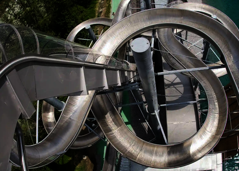 Startbereich einer Freifallrutsche mit Blick auf eine WR1040 aus Edelstahl daneben.