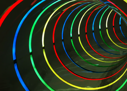 Innenansicht einer Wasserrutsche mit bunten Tageslichteffekten.