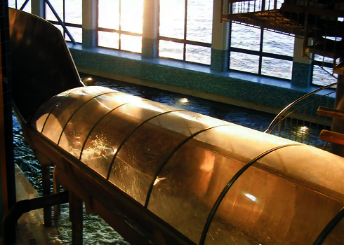 Der Speed Blaster verläuft über einem Becken, Sonnenlicht scheint durch das transparente Dach.