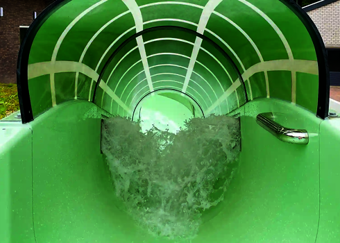 Startbereich einer grünen Wildwasserfluss-Wasserrutsche mit Überdachung.