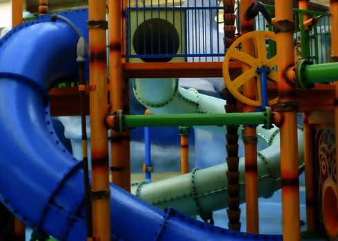 Röhrenrutsche RR900 für Kinder in blau an einem Gerüst in Holzoptik.