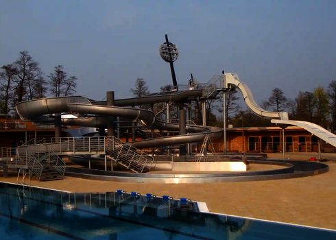 Sicht auf einen Wasserpark mit einen Crazy River und weiteren Edelstahlrutschen.