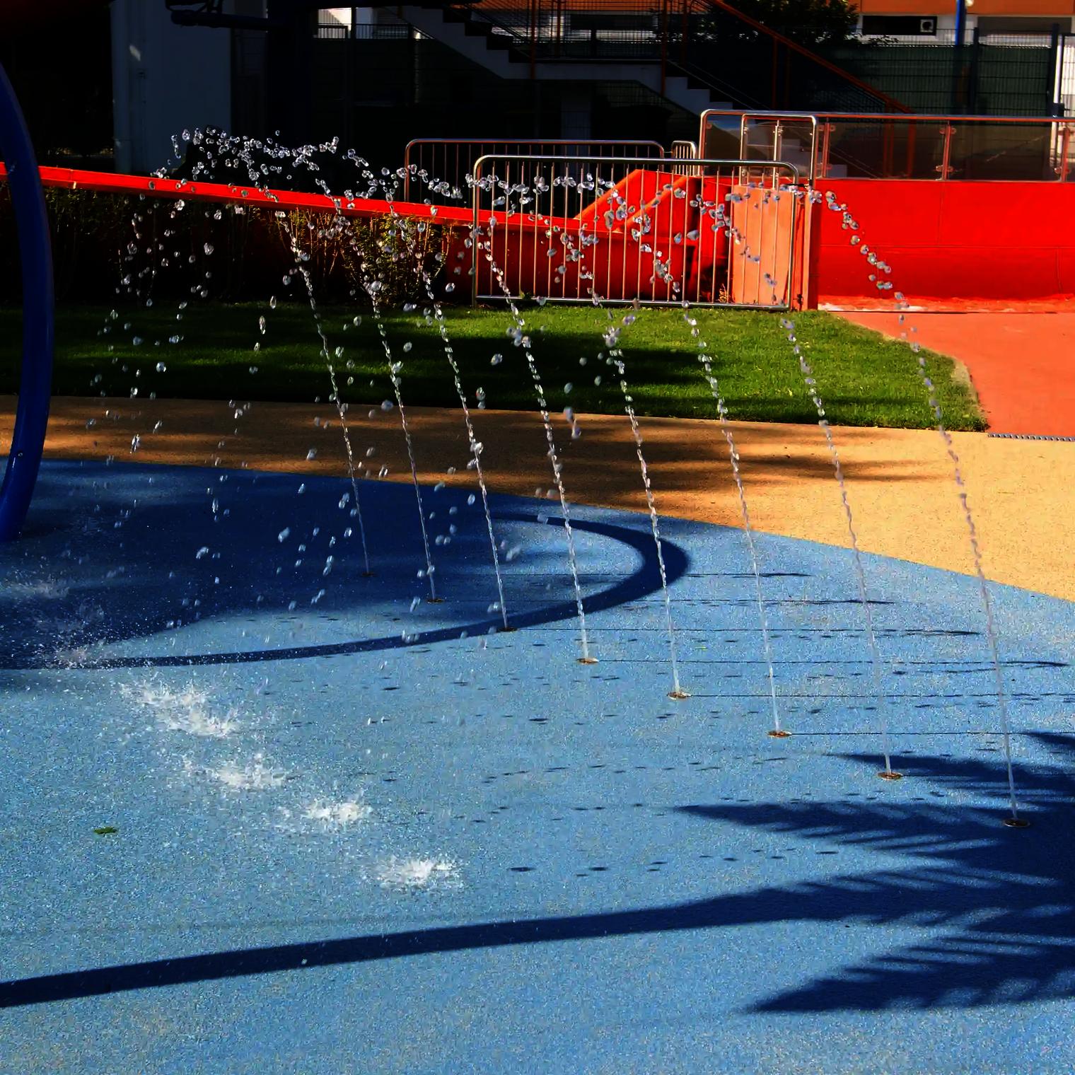 Wasserspielplatz mit Wie-Spray Element "Wasserstrahltunnel".