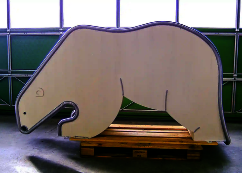  Kinderrutsche in Form eines weißen Eisbären, noch unmontiert auf Holzpalette.