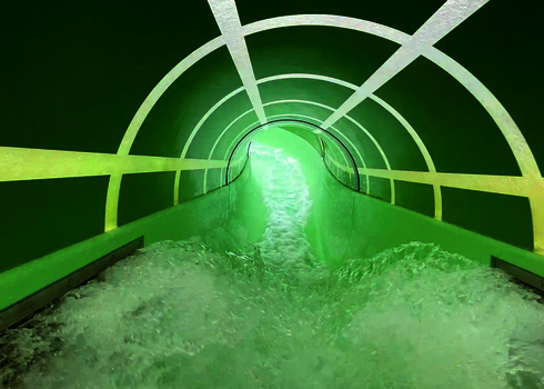 Innensicht eines grünen Wildwasserflusses, der mit karierten Tageslichteffekten gestaltet ist.