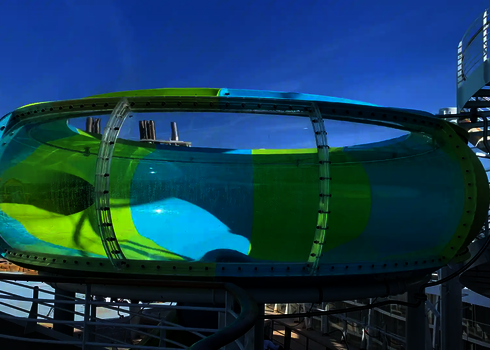 Transparenter Acrylabschnitt eines Body Bowls und grün-blauen Akzenten.