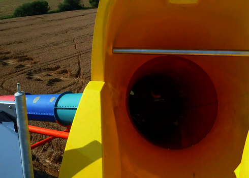 Nahaufnahme eines gelben Einstiegsbereich mit Sicherheitsstange einer bunten Wasserrutsche.