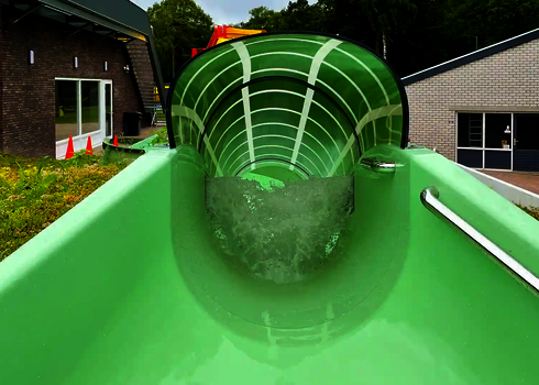 Blick in den überdachten Abschnitt eines Wildwasserflusses, der mit Tageslichteffekten gestaltet ist.