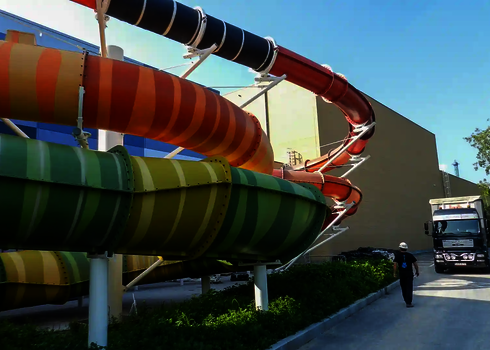 Bunte Family Twister Wasserrutschen in Grün, Gelb, Orange und Rot außen am Freizeitbad.