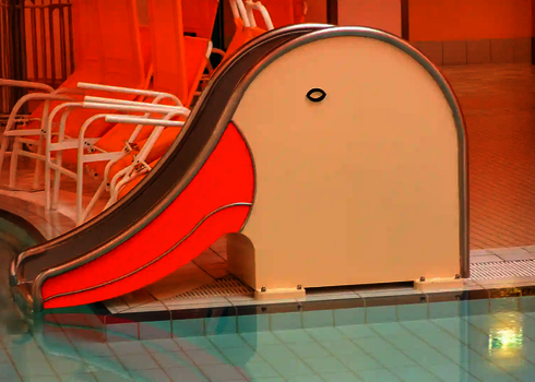  Kinderrutsche in Vogelform mit oranger Rutschfläche führt direkt ins Planschbecken.