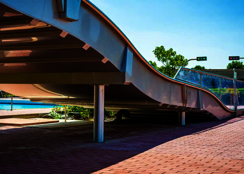 Breitwellenrutsche auf Edelstahlstützen, im Hintergrund Sensorampeln.