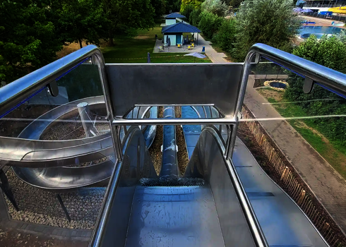 Blick vom Start einer Edelstahl-Freifallrutsche auf die umliegende Anlage.