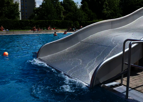 Das Ende einer Breitwellenrutschen Wasserrutsche, das in ein Schwimmbecken verläuft.